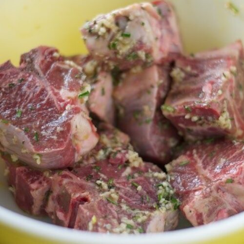 Marinēti jēra gabaliņi ar kaulu (plūmju marinādē)